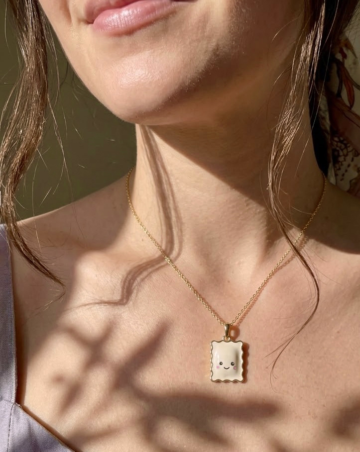 Photographie récente du véritable collier Raviole Coquette porté